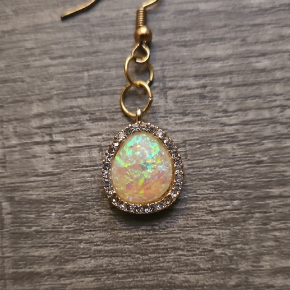 Pigness & Company Elegant Gold and Opal Drop Earrings - Picture 3 of 3